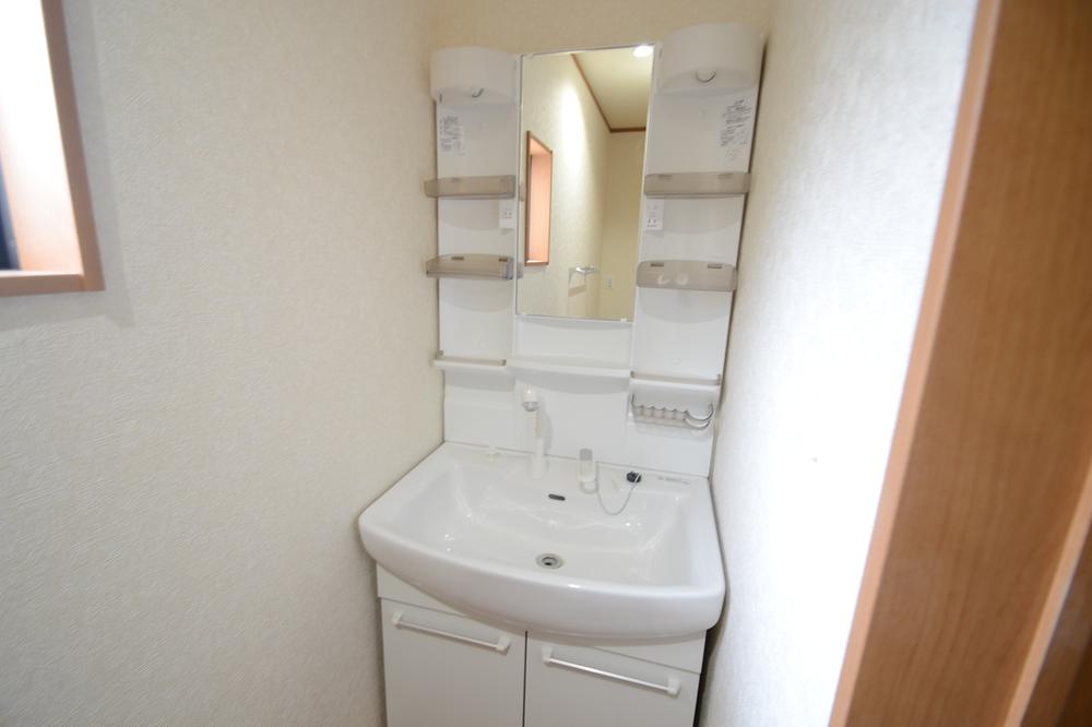 Wash basin, toilet. Shampoo dresser