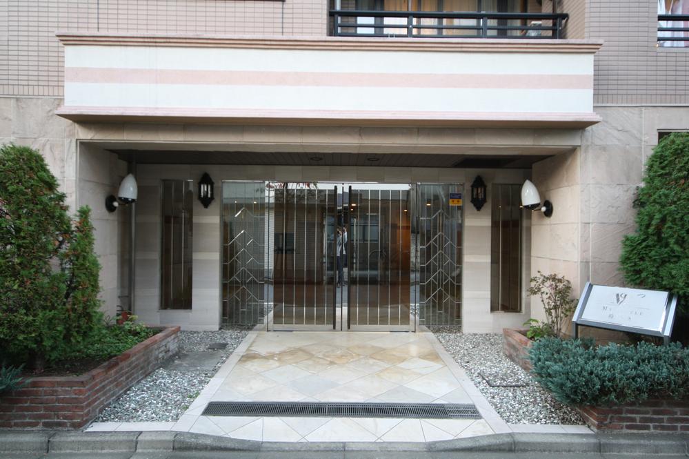 Entrance. Local (11 May 2013) Shooting