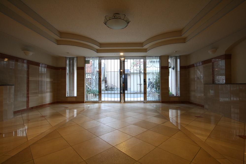 lobby. Local (11 May 2013) Shooting