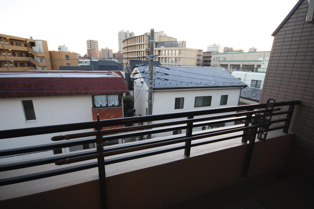 View photos from the dwelling unit. View from the site (November 2013) Shooting