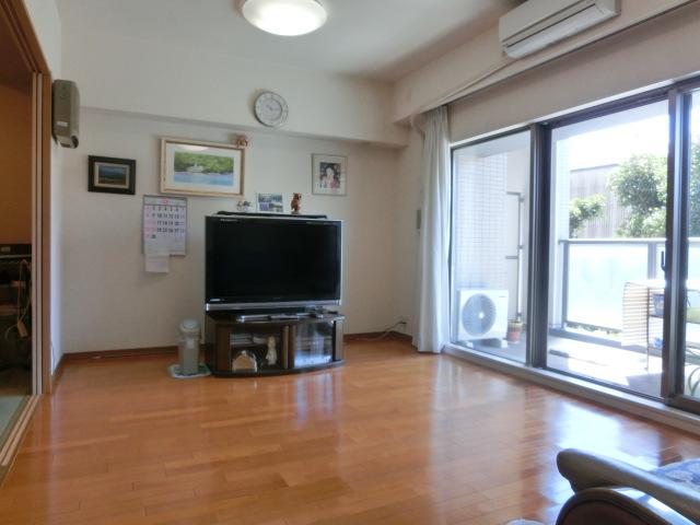 Living. It is LD. And spacious. Ceiling height of about 2.7m! Sense of openness There are very.