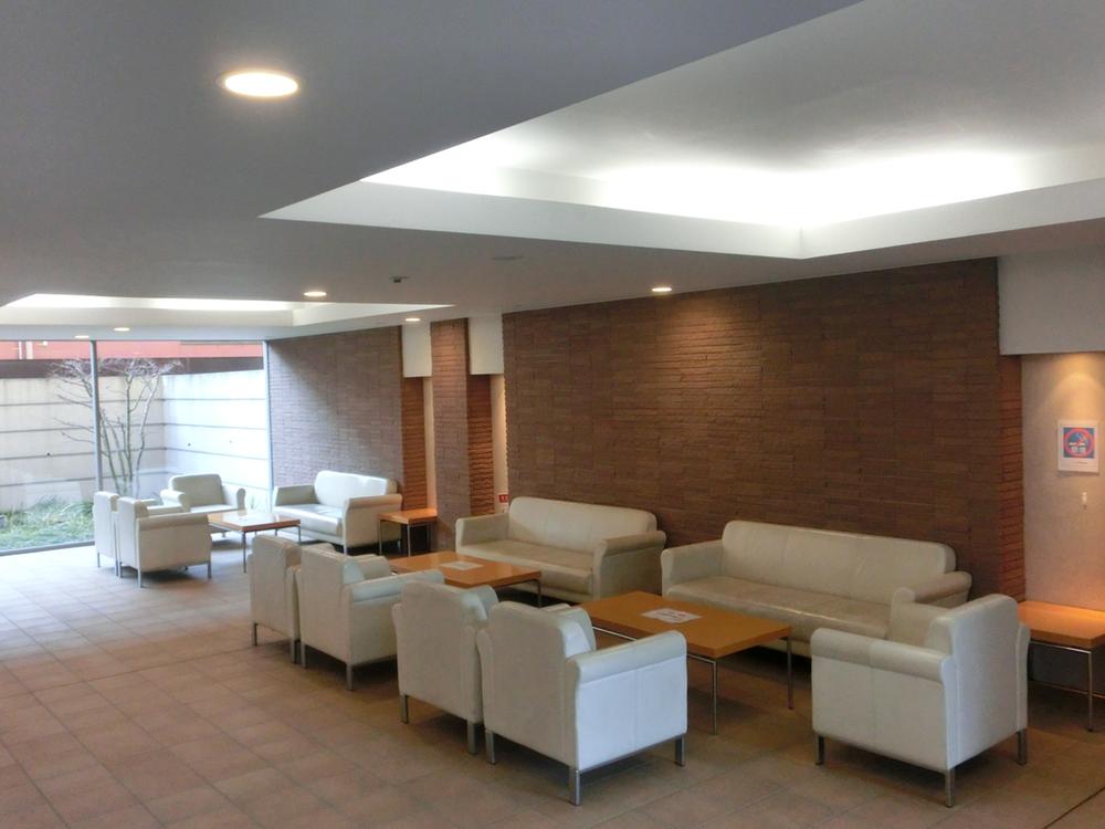 Entrance. Shared part the main entrance before the sofa. It can accommodate here if small customers.