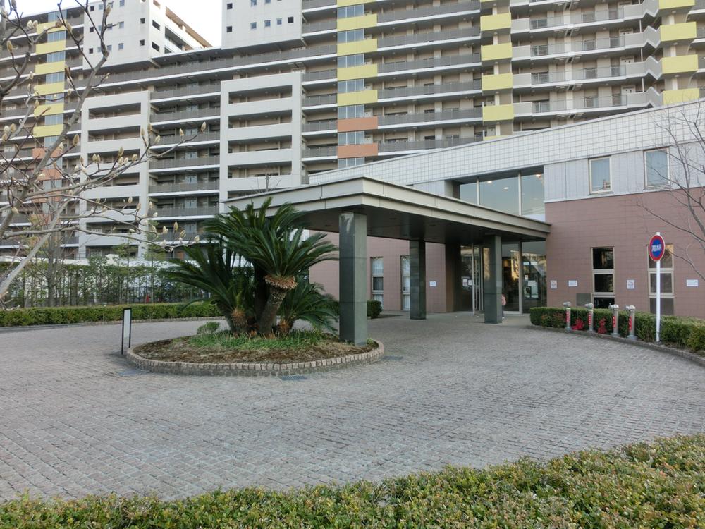 Entrance. Common area is a sub-entrance. There is a bollard, This is useful.