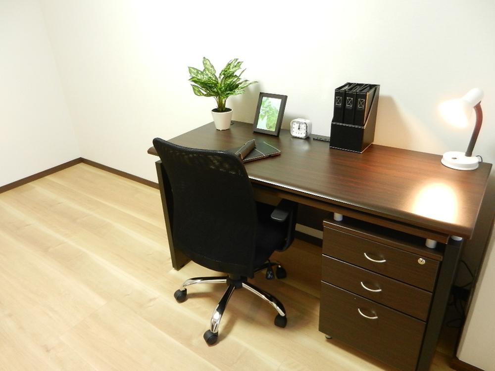 Non-living room. Furnished sale (desk other accessories) (May 2013) Shooting