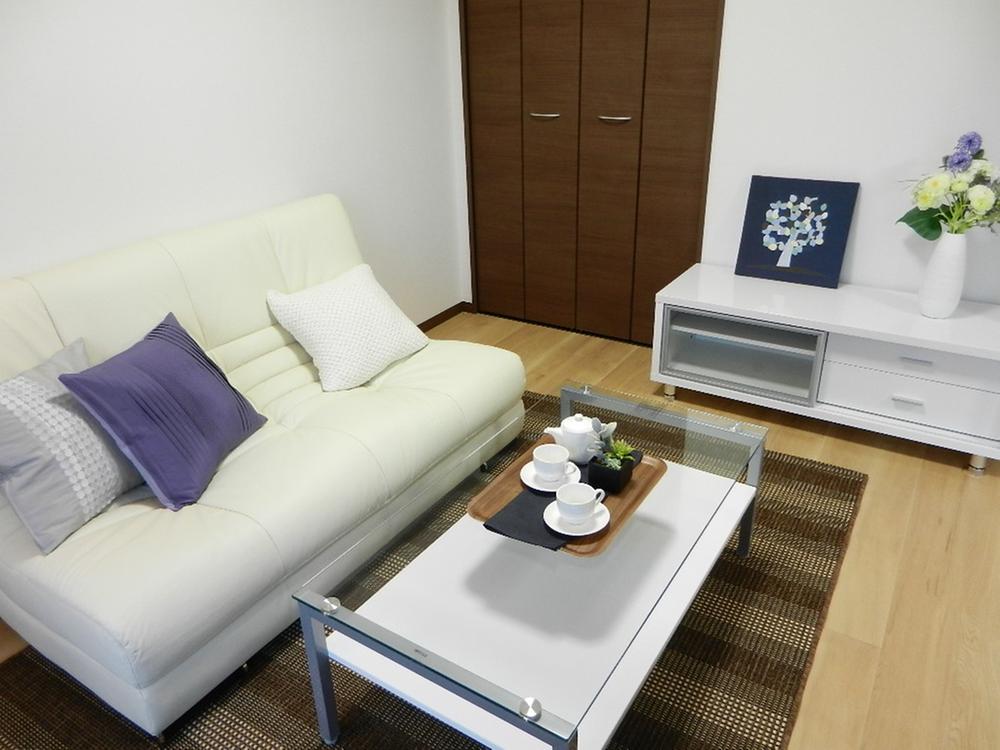 Other introspection. Furnished sale (sofa, Glass tables, etc.) indoor (June 2013 shooting