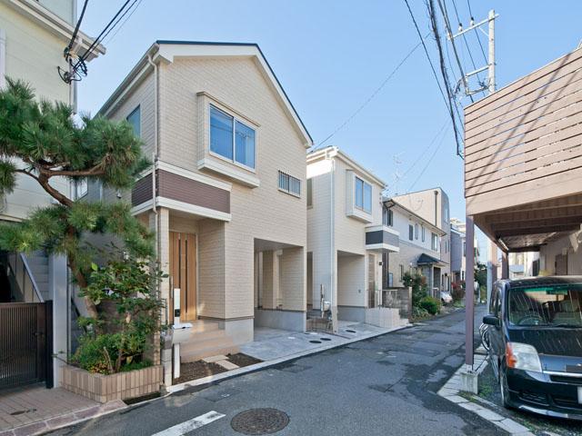 Local photos, including front road. Local (12 May 2013) Shooting