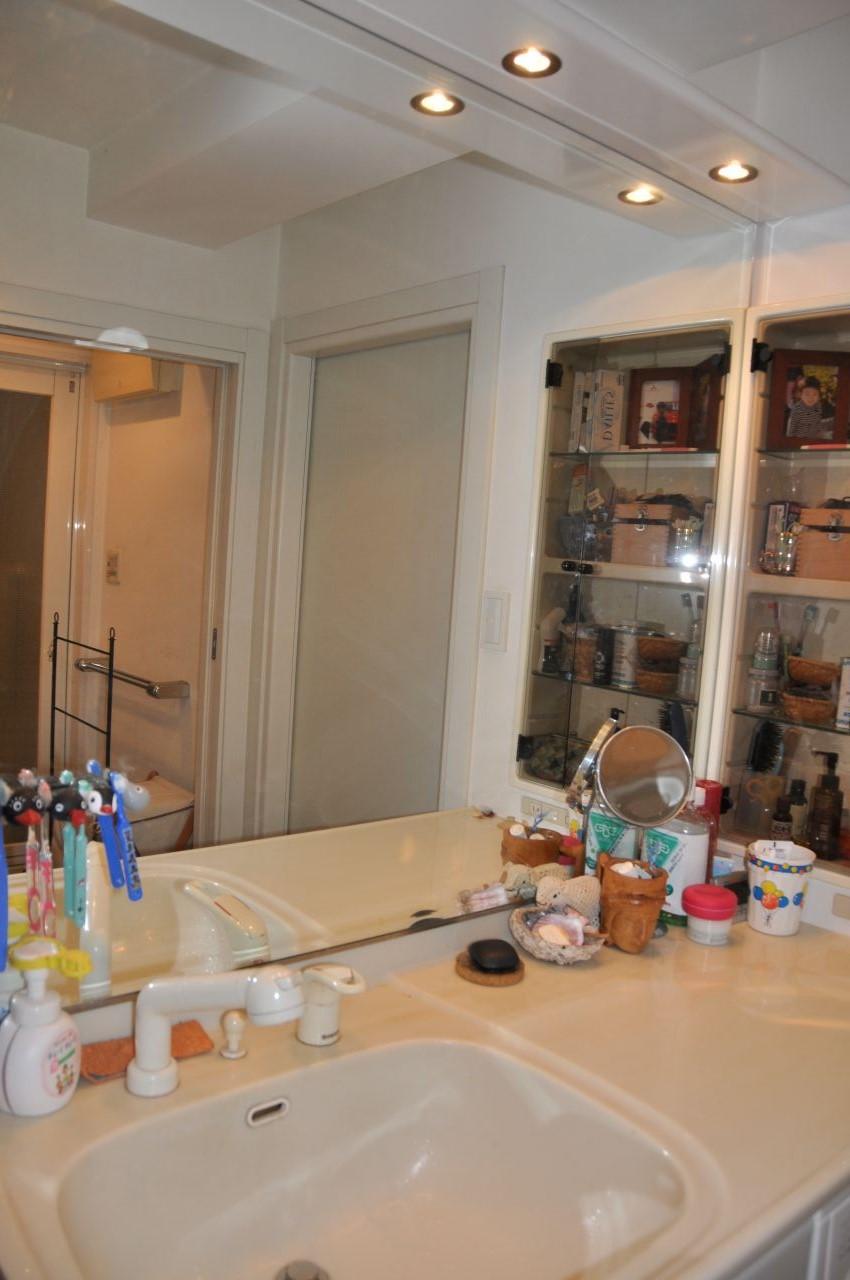 Wash basin, toilet. Indoor (12 May 2013) Shooting