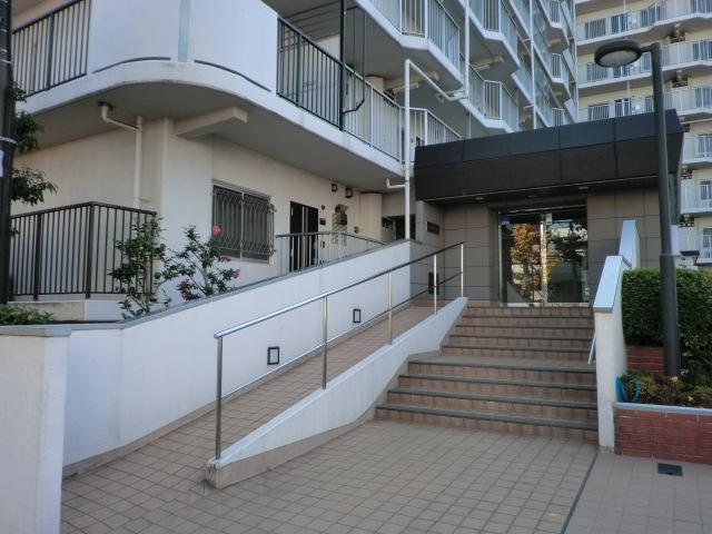 Entrance. Common areas