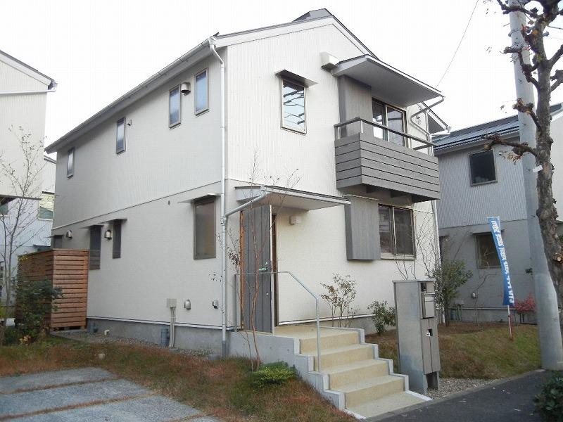 Local appearance photo. 4 Building