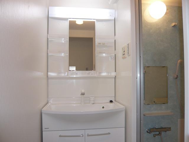 Wash basin, toilet. Wash basin