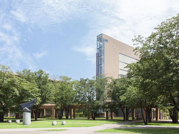 Tokyo University of Foreign Studies (a 12-minute walk / The approximately 960m) 11 May will be held throughout the festival is 5 days, called "Language Festival". It is served dishes of various countries and regions in the campus's central square. I'm looking forward to local residents