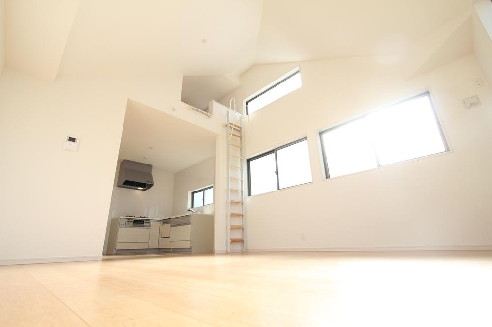 Living. Of not need lighting at the south side of the top light LDK It is very bright