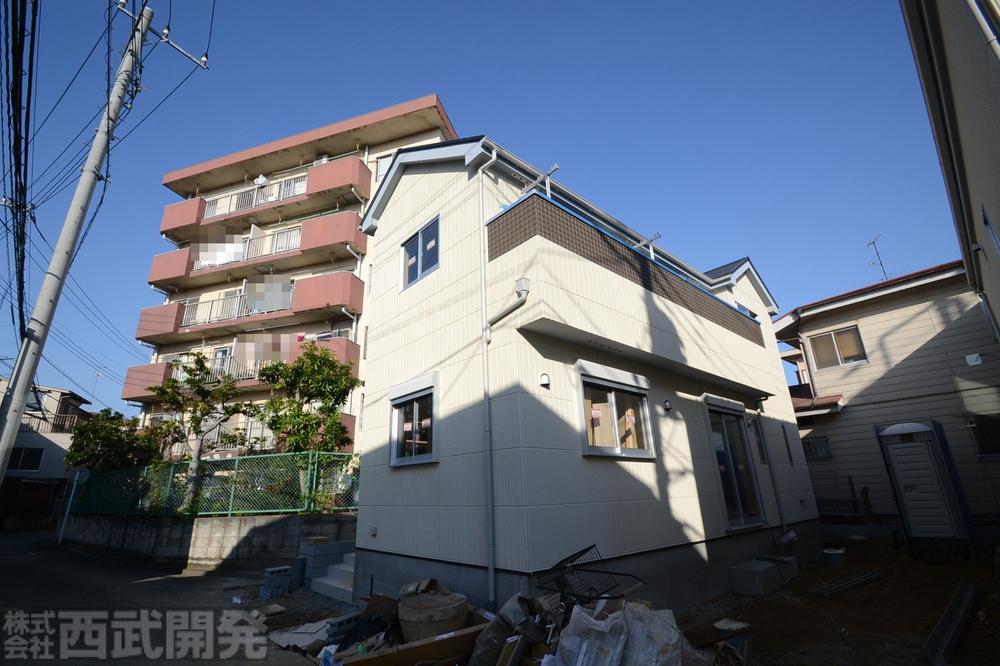 Local photos, including front road. Local (11 May 2013) Shooting 1 Building