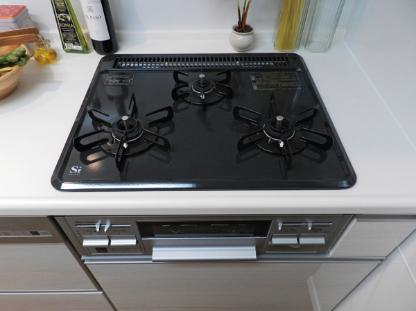 Kitchen.  [Three-necked gas stove] Three-necked + grill type to up the efficiency of the cuisine. "Cooking oil overheating prevention device", Equipped with safety devices such as "forgetting to turn off fire function".