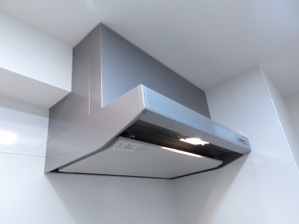 Kitchen.  [Lighting with range hood] Installing a large range hood to the top of the gas range. It prevents smell of cooking from confined to the room. With lighting finish the degree of cooking is understood well.  ※ On the range hood is fit, There is a type to be on the type and depth type that becomes shallow. Photos will be shallow type of.