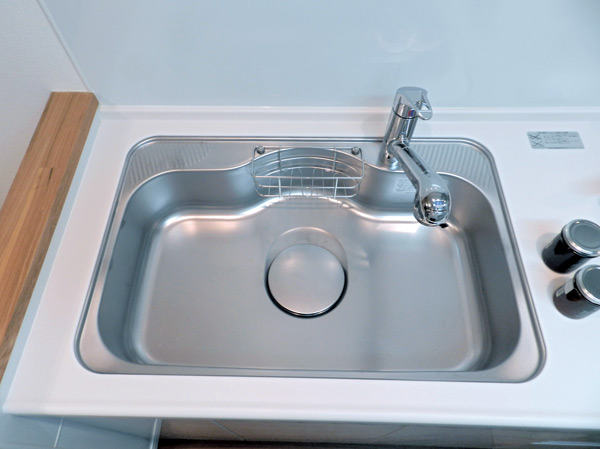 Kitchen.  [Wide sink pocket] Large cookware Ya, Wide sink a lot of material washing can be a breeze. Convenient pocket is attached to organize small items.