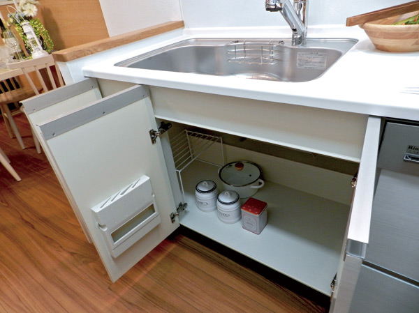 Kitchen.  [Kitchen storage] I thought the space utilization of the kitchen. Also under the sink it was likely to be dead space, You can come in handy as a storage location.