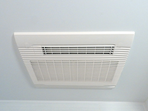 Bathing-wash room.  [Electric bathroom heater ventilation dryer] To dry out the laundry in a rainy day or at night, Installing a bathroom heating ventilation dryer. Cool breeze ・ Summer can also comfortably bathing winter in the warm air function.