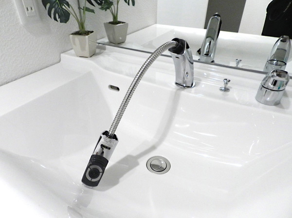 Bathing-wash room.  [Moveable type shower faucet] It is a movable type hose faucet part is extended. Switching of the water discharge can also be at the touch of a button.
