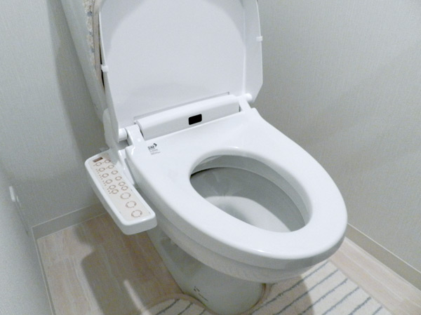 Bathing-wash room.  [Shower toilet] Including the hot water wash, It has adopted a multi-functional shower toilet equipped with a heating toilet seat.