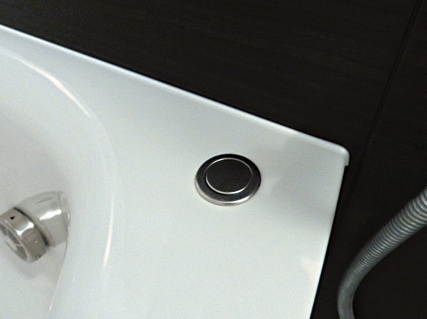 Bathing-wash room.  [Push drainage plug] It can be easily drained with only one push with the finger.