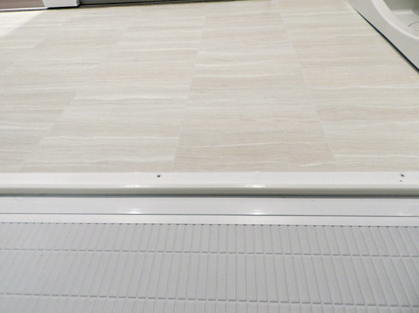 Bathing-wash room.  [Bathroom entrance] To reduce the floor step of the bathroom entrance, It gives due consideration to the safety.