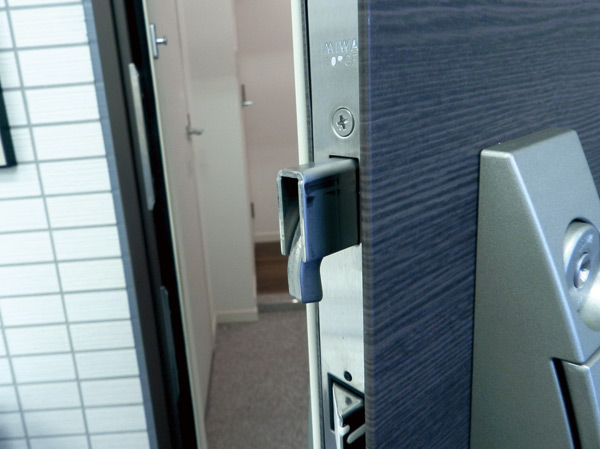 Security.  [Sickle dead lock] To lock, It has adopted a strong sickle dead lock to pry open the bar, etc.. (Same specifications)