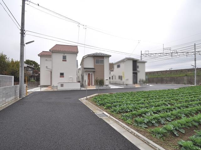 Local photos, including front road. Contact road situation