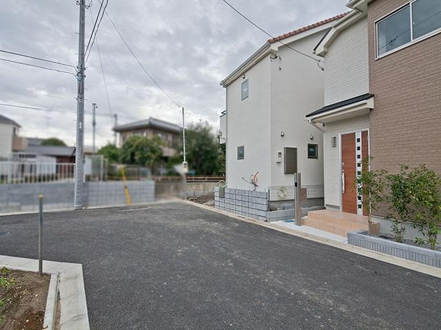 Local photos, including front road. Contact road situation