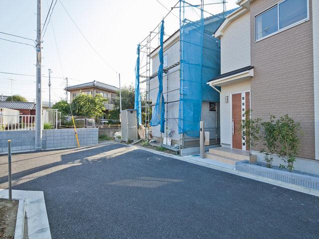 Local photos, including front road. Contact road situation