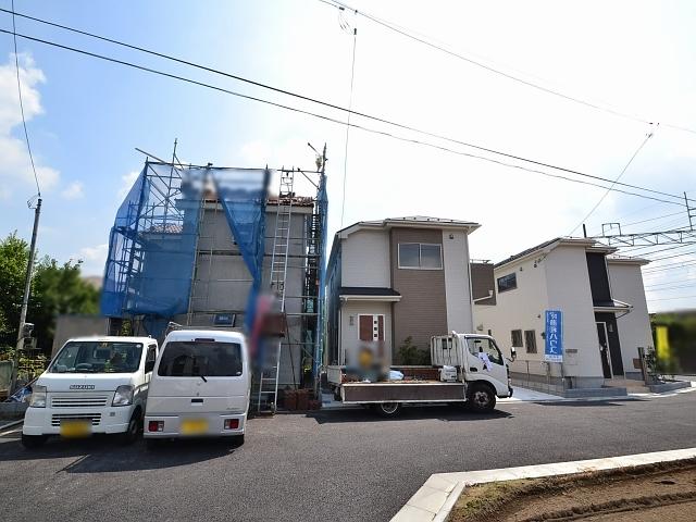 Local photos, including front road. Contact road situation