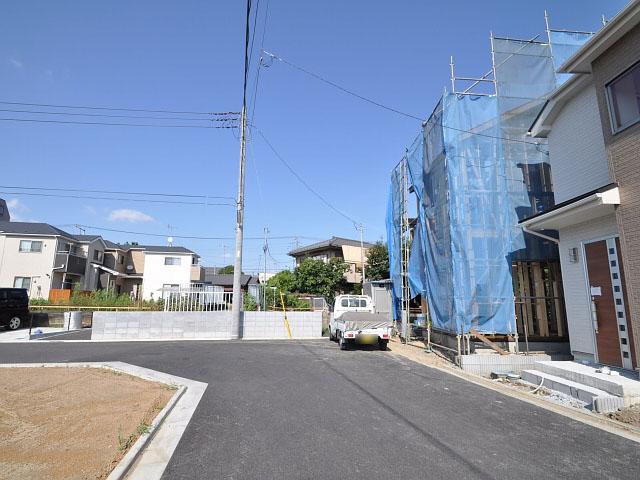 Local photos, including front road. Contact road situation