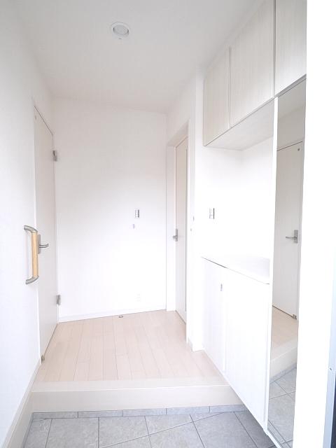 Other introspection. Fuchu Yotsuya 1-chome, 5 Building Entrance