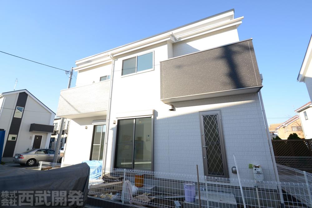 Local photos, including front road. Local (11 May 2013) Shooting O Building