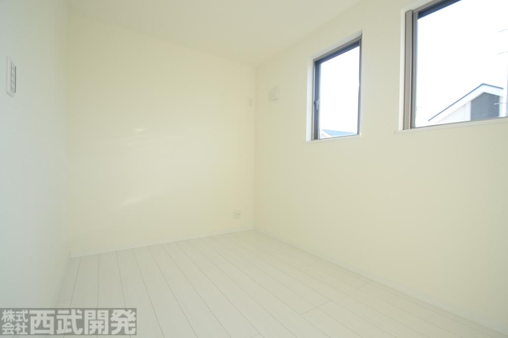 Non-living room. O Building