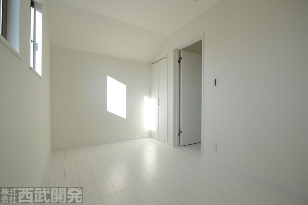 Non-living room. O Building