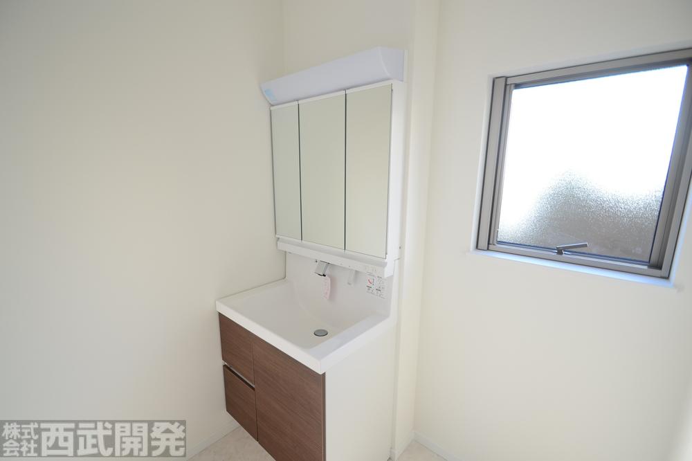 Other Equipment. O Building Shampoo dresser ・ Three sides with mirrors ・ Laundry Area