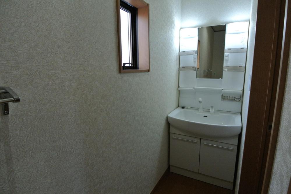 Wash basin, toilet. Interior