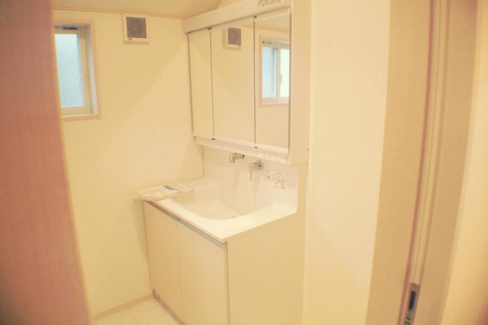 Wash basin, toilet. Indoor (10 May 2013) Shooting