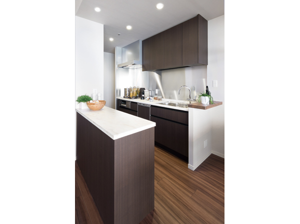 Kitchen was installed an island counter provided with a storage space at the bottom. Including the slide housed in the system in the kitchen, Provided also accommodated in the upper part, It can store plenty from cookware to tableware