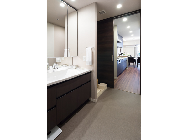 Wash room from the kitchen, One door to the bathroom, It is capable of moving in a straight line is. Because the flow line is also short, Efficiency up of housework. Or the laundry while cooking, It is also possible to watch the children are in the wash room, Easy only open one door of the kitchen