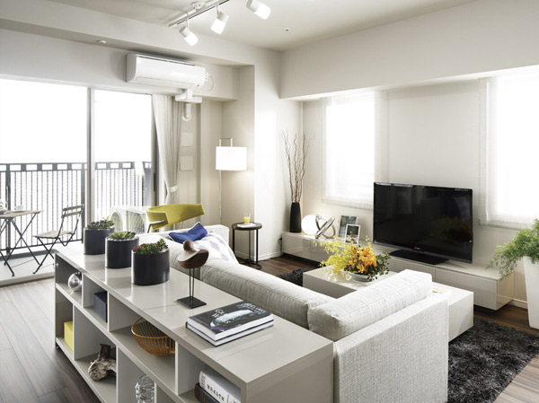 Living.  [living ・ dining] Spacious living room full of wrapped in sunlight from the south airy ・ dining. Also abundant storage will create a room of living space.  ※ All interior photos of the web is model room A type Select Plan (free of charge ・ Application deadline have) is that where the shooting.