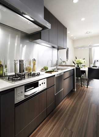 Kitchen.  [kitchen] 3WAY kitchen in consideration of the housework flow line. Artificial marble countertops in the standard specification, Water purifier integrated shower faucet, Glass top stove, Functional kitchen equipped with a porcelain enamel kitchen panel.