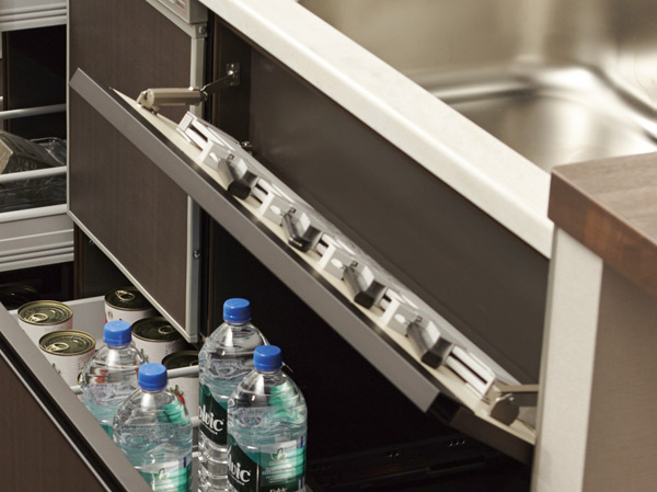 Kitchen.  [Flap-type knife feed] The previous sink that had become dead space until now, Used as a kitchen knife storage. It can be installed in accordance with the dominant hand.