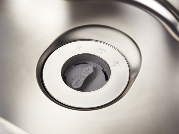 Kitchen.  [disposer] Quickly crushed the garbage, It is handled by the waste water treatment tank. Can be kept around sink clean, It also contributes to waste reduction.