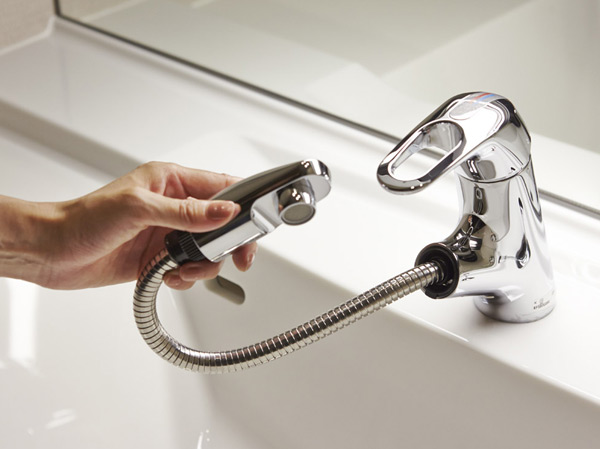 Bathing-wash room.  [Mixing faucet shower head] Convenient to clean the wash bowl, Adopt the type of faucet pull out faucet. hot water ・ Switching of water is also a one-touch.