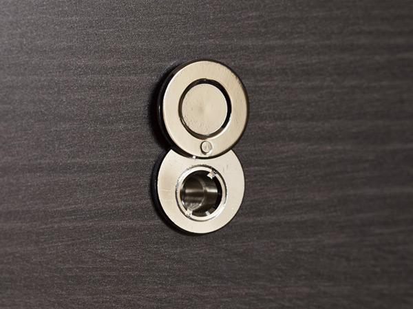 Security.  [Door scope cover] The door scope of the entrance door, So that from the outside difficult to see an indoor, It has adopted a peep cover for prevention. (Same specifications)