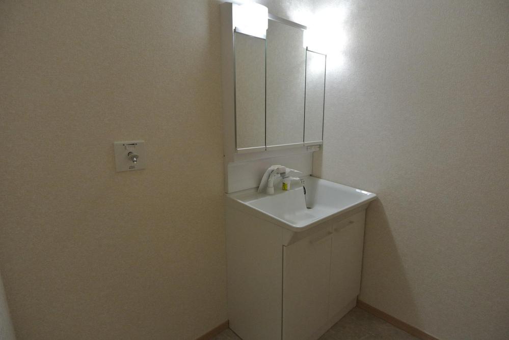 Wash basin, toilet. Interior