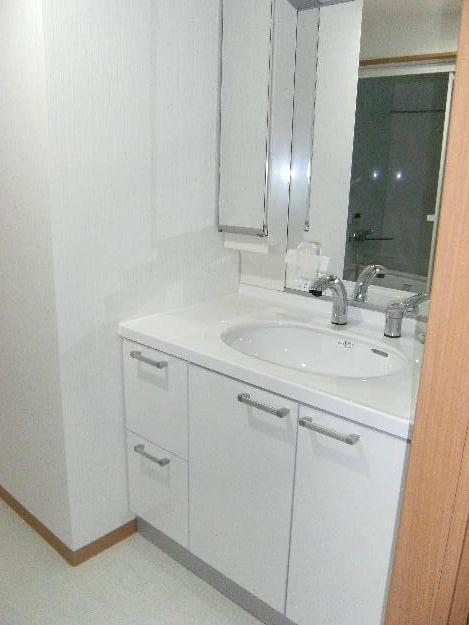 Wash basin, toilet