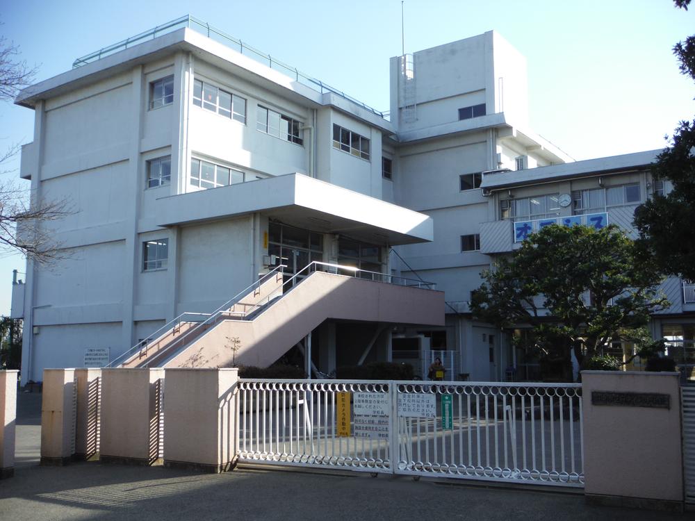 Junior high school. 1032m to Fuchu Municipal Fuchu eighth Junior High School